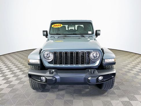 Certified 2025 Jeep Gladiator Overland AWD/4WD image 4