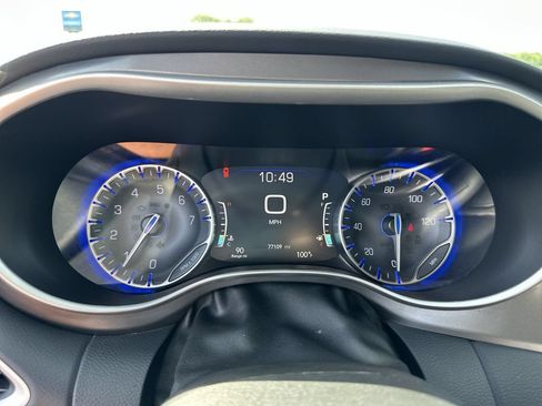 Used 2023 Chrysler Pacifica Touring-L FWD image 21