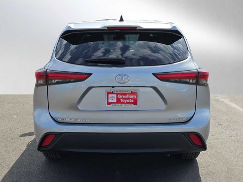 Used 2023 Toyota Highlander LE AWD/4WD image 5