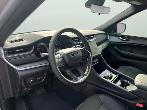 New 2025 Jeep Grand Cherokee Altitude image 26