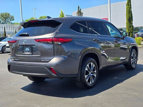 Used 2023 Toyota Highlander XLE AWD/4WD image 6