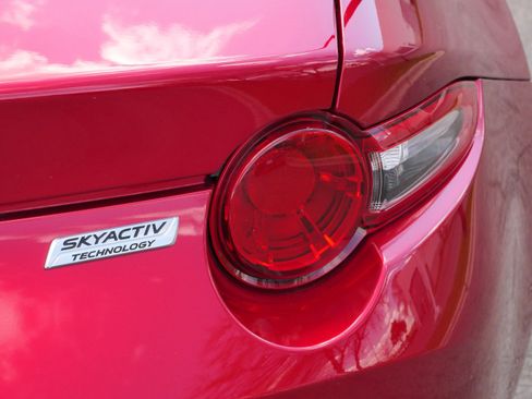 Used 2019 MAZDA MX-5 Miata RF Grand Touring RWD image 17