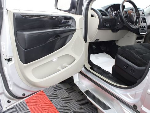 Used 2012 Dodge Grand Caravan SXT image 14