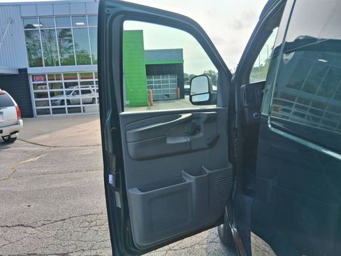 Used 2009 Chevrolet Express 3500 RWD image 12