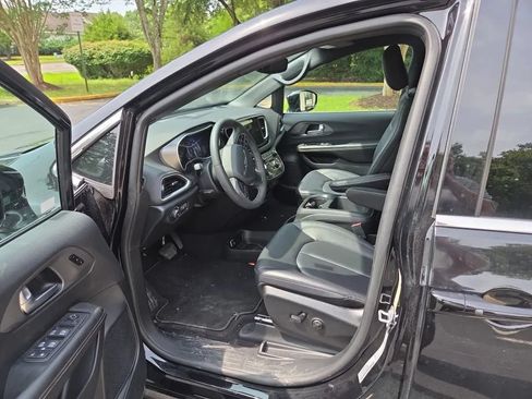 Used 2026 Chrysler Pacifica Select FWD image 5