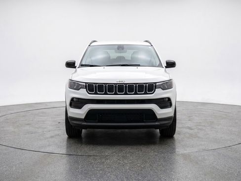 Used 2025 Jeep Compass Latitude AWD/4WD image 2