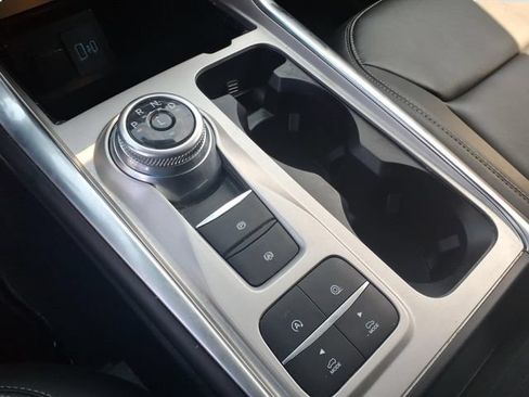 Used 2024 Ford Explorer XLT w/ Equipment Group 202A RWD image 20