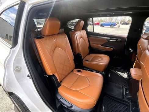 Used 2020 Toyota Highlander Platinum image 25