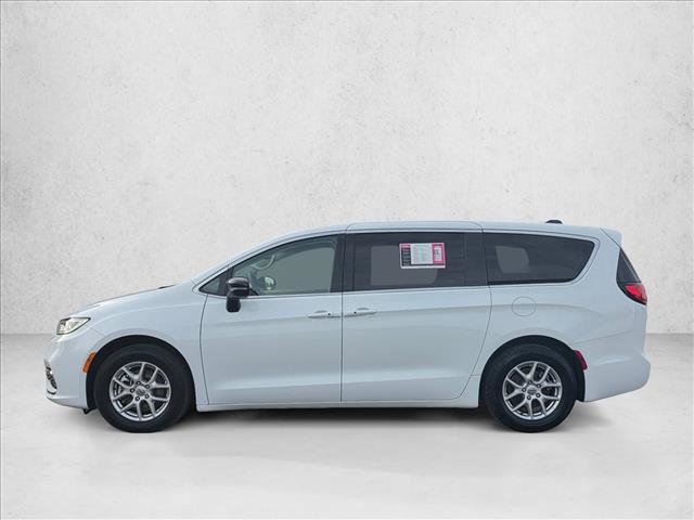 Used 2024 Chrysler Pacifica Touring-L FWD image 2
