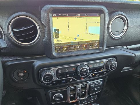 Used 2021 Jeep Wrangler Unlimited Sahara w/ Cold Weather Group AWD/4WD image 16
