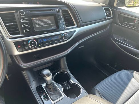 Used 2015 Toyota Highlander Plus FWD image 21