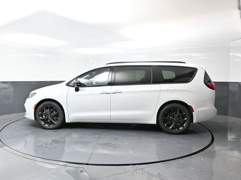 New 2026 Chrysler Pacifica Limited w/ S Appearance Package image 11