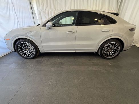 Used 2022 Porsche Cayenne Turbo image 2