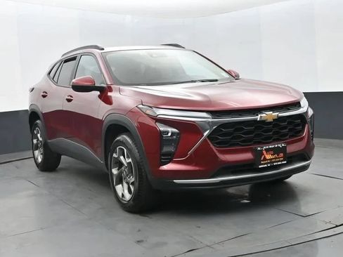 Used 2025 Chevrolet Trax LT FWD image 2