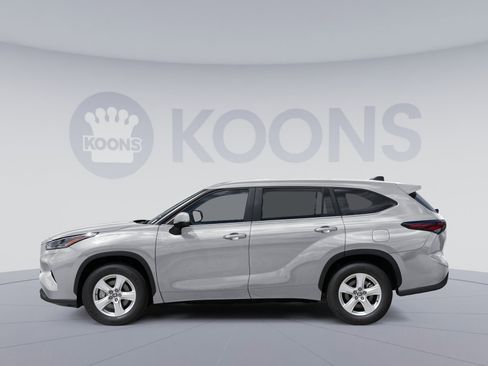 Used 2025 Toyota Highlander LE FWD image 4