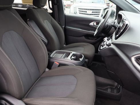 Used 2023 Chrysler Pacifica Touring FWD image 28