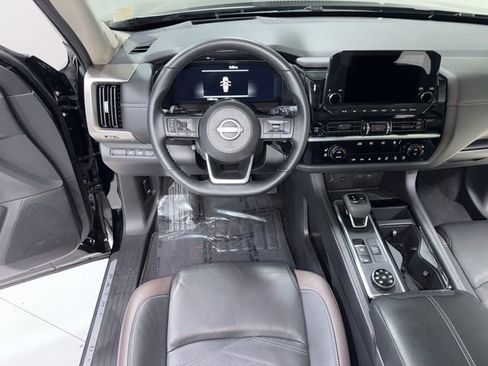 Used 2025 Nissan Pathfinder Platinum image 19