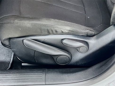 Used 2015 Chrysler 200 Limited image 11