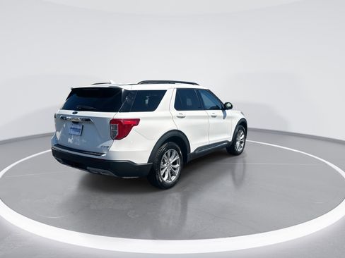 Used 2024 Ford Explorer XLT w/ Equipment Group 202A AWD/4WD image 9