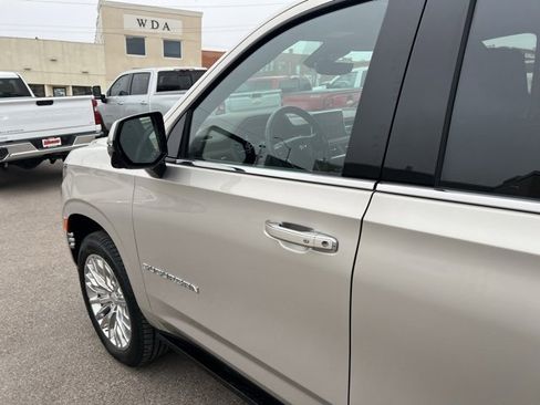 Used 2024 Chevrolet Suburban High Country image 15