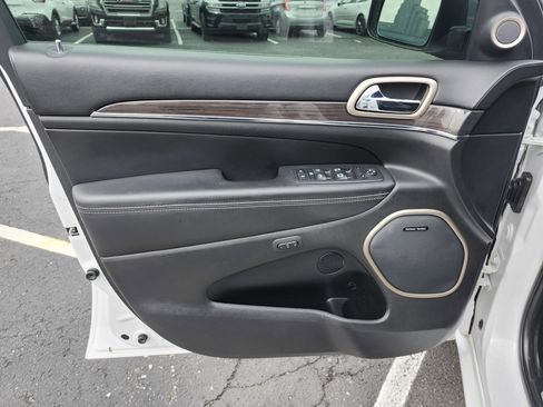Used 2017 Jeep Grand Cherokee Overland image 30