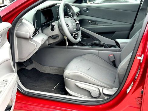 Used 2025 Hyundai Elantra SE w/ Cargo Package FWD image 13