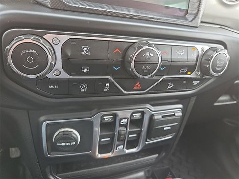 Used 2019 Jeep Wrangler Unlimited Sahara image 14