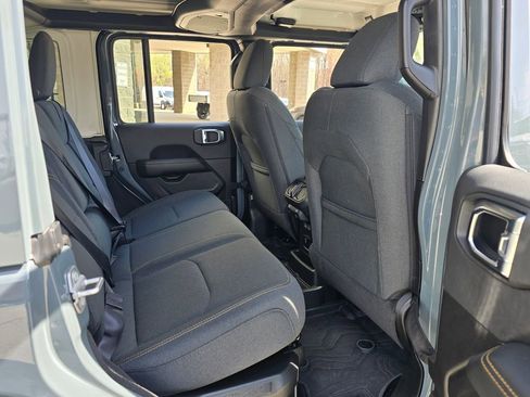 Used 2025 Jeep Wrangler Unlimited Sahara image 25