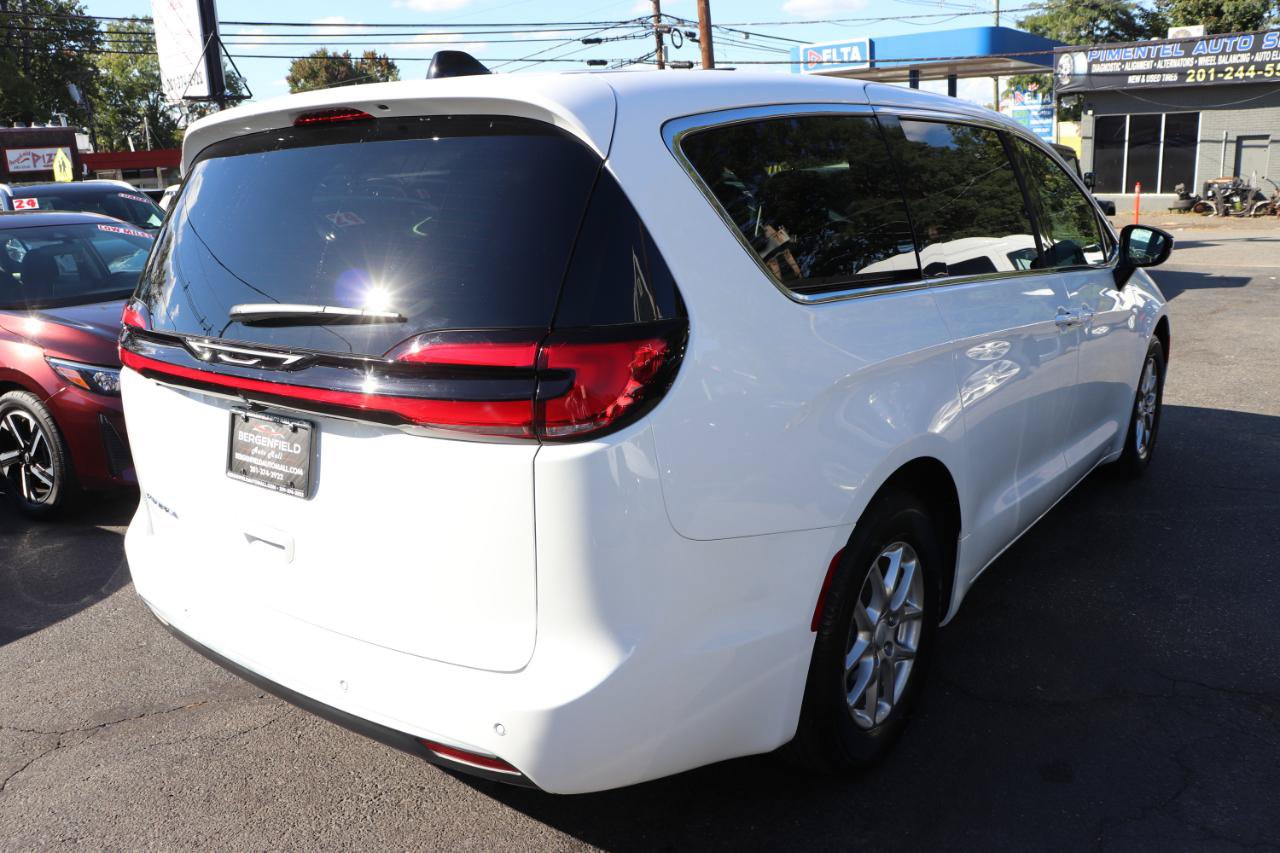 Used 2027 Chrysler Pacifica Select FWD image 5