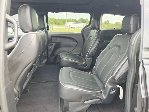 Used 2025 Chrysler Pacifica Limited FWD image 14