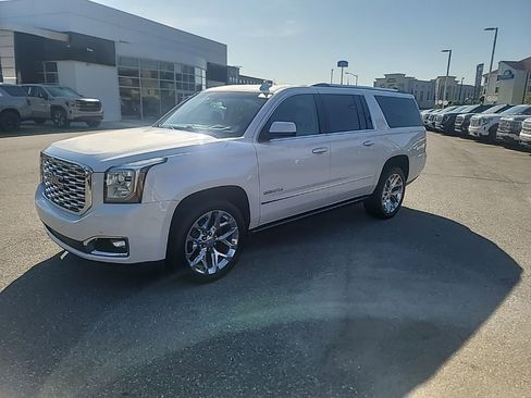 Used 2020 GMC Yukon XL Denali w/ Denali Premium Package image 3