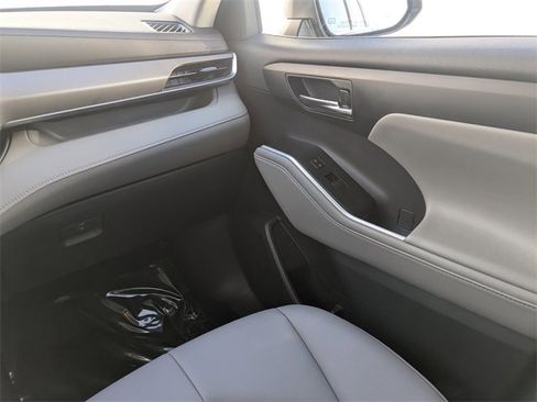 Used 2020 Toyota Highlander XLE image 21