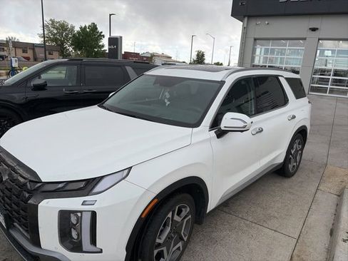 Used 2023 Hyundai Palisade Limited w/ Winter Package AWD/4WD image 3