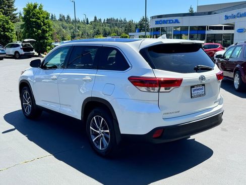 Used 2019 Toyota Highlander XLE AWD/4WD image 16