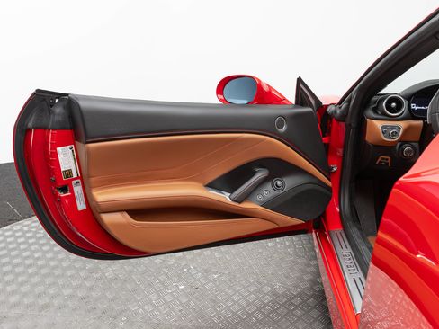 Certified 2016 Ferrari California T RWD image 12