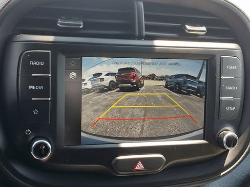 Used 2025 Kia Soul LX w/ LX Technology Package FWD image 17