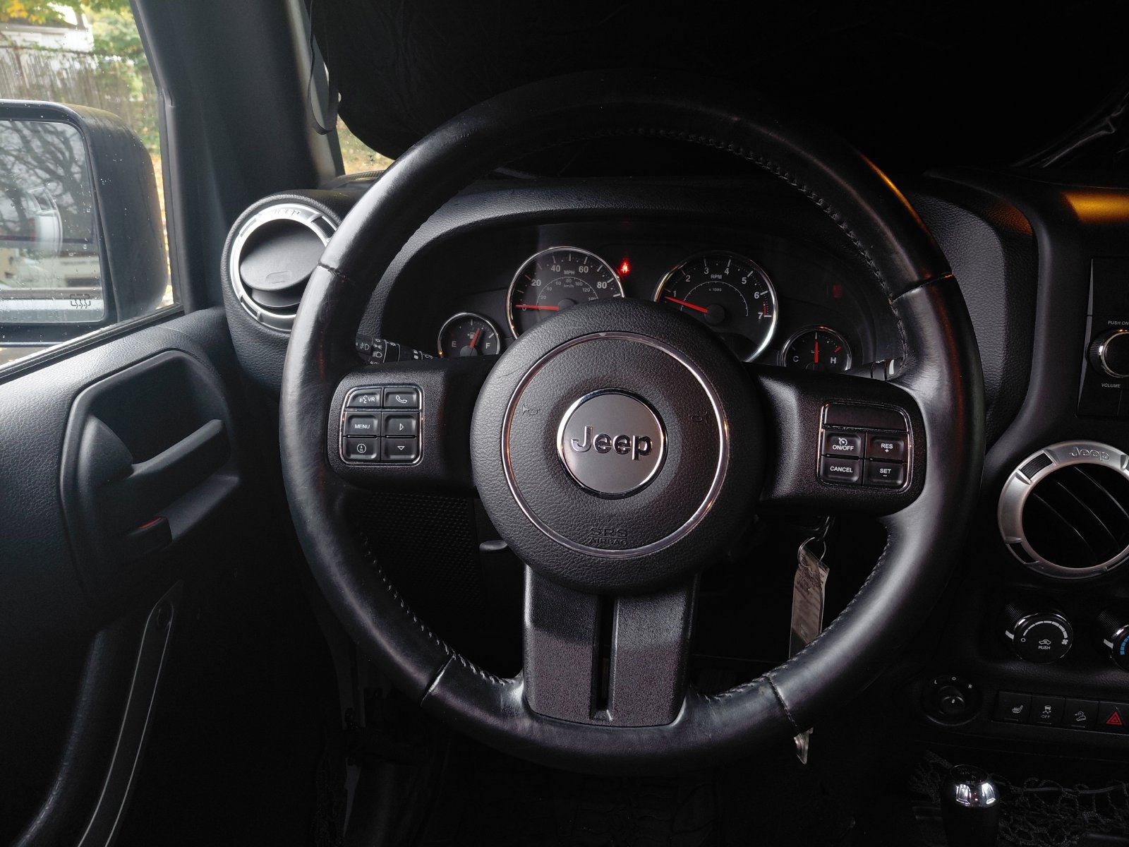 Used 2015 Jeep Wrangler Unlimited Sahara w/ Connectivity Group AWD/4WD image 4