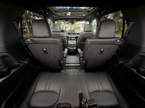 Used 2025 Honda Pilot TrailSport image 27