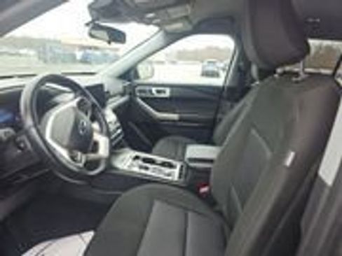 Used 2022 Ford Explorer XLT image 2