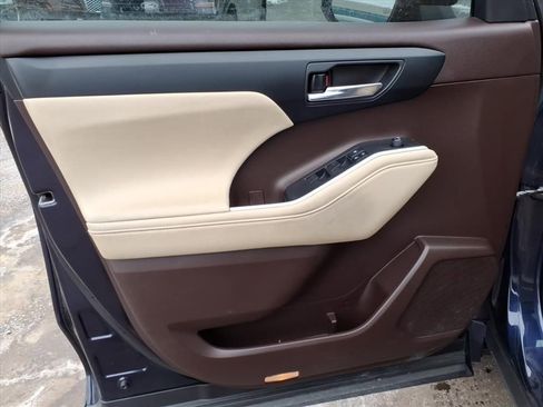 Used 2020 Toyota Highlander XLE image 13