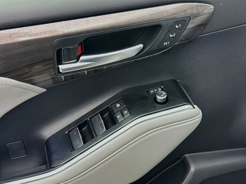 New 2026 Toyota Highlander Limited image 12