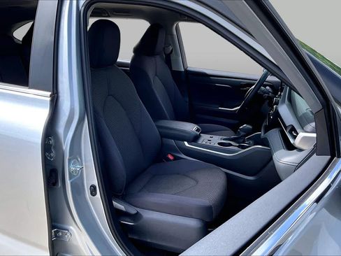 Used 2025 Toyota Highlander XLE FWD image 9