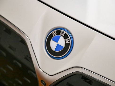 Used 2023 BMW i4 eDrive35 RWD image 9