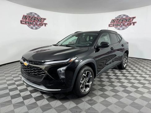 Used 2025 Chevrolet Trax LT FWD image 3