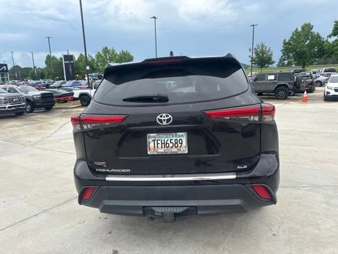 Used 2021 Toyota Highlander XLE FWD image 16