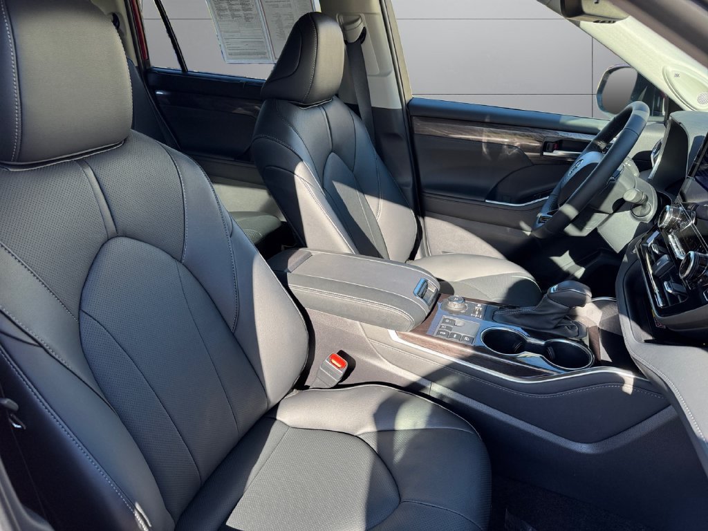 Certified 2026 Toyota Highlander Limited AWD/4WD image 17