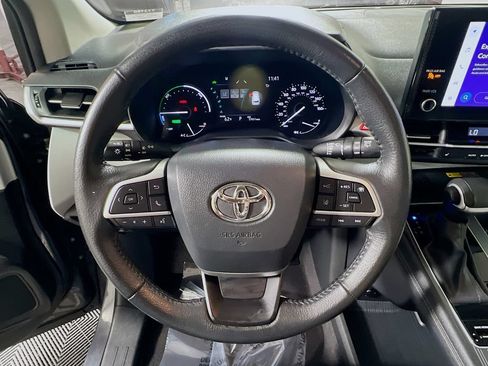 Certified 2025 Toyota Sienna XLE FWD image 10
