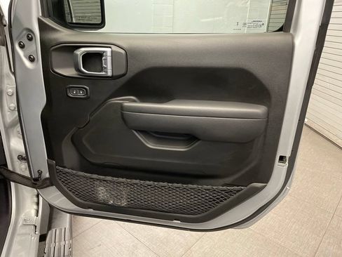 Certified 2023 Jeep Gladiator Sport AWD/4WD image 26