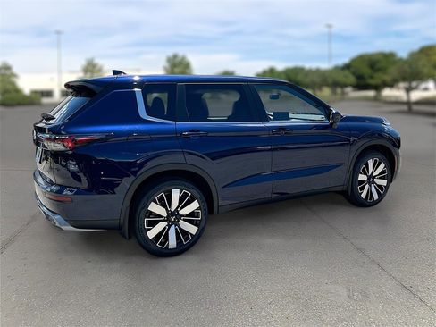 New 2025 Mitsubishi Outlander SE image 6