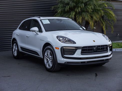 Certified 2025 Porsche Macan image 6